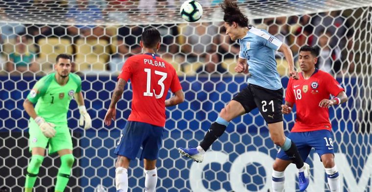 Cavani kopt Uruguay naar groepswinst, Japan en Ecuador schakelen elkaar uit
