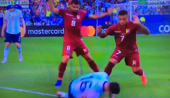 Spektakel bij Argentinië: duif stopt De Paul, schitterende hakgoal Martínez