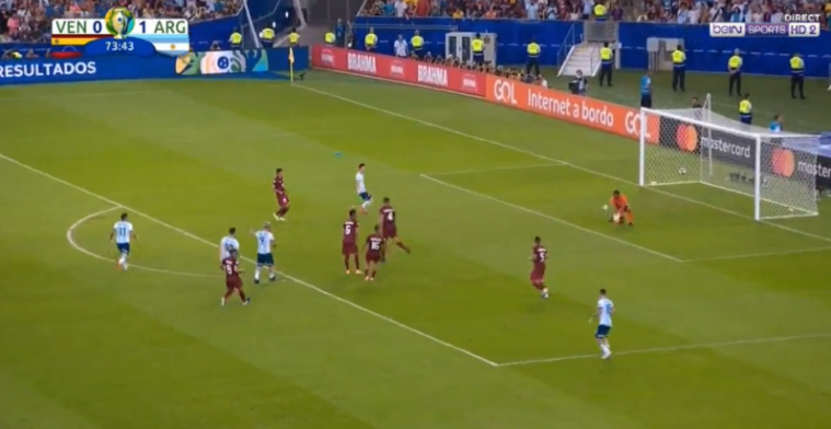 GOAL: Rosales (ex-Gent) laat zich bal afsnoepen, daarna blundert de doelman
