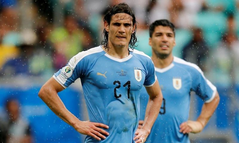 Ongelukkige Uruguayanen treuren na drie afgekeurde treffers en misser van Suarez Afbeelding: Ongelukkige Uruguayanen treuren na drie afgekeurde treffers en misser van Suarez