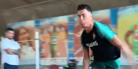 Wát een sportman: Ronaldo ruilt champagne en luxe 'op vakantie' in voor sprintjes