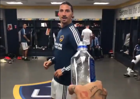 Op zijn lijf geschreven: Zlatan Ibrahimovic doet challenge met karatetrap