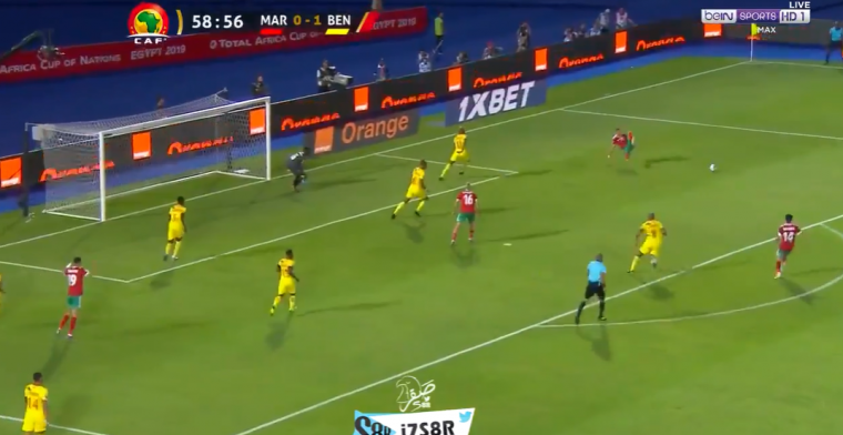 Pijnlijk momentje op Afrika Cup: Ziyech maait compleet over de bal heen en valt om