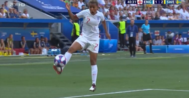 Perfecte aanname tijdens dames-WK: Britse Parris laat bal aan haar wreef plakken