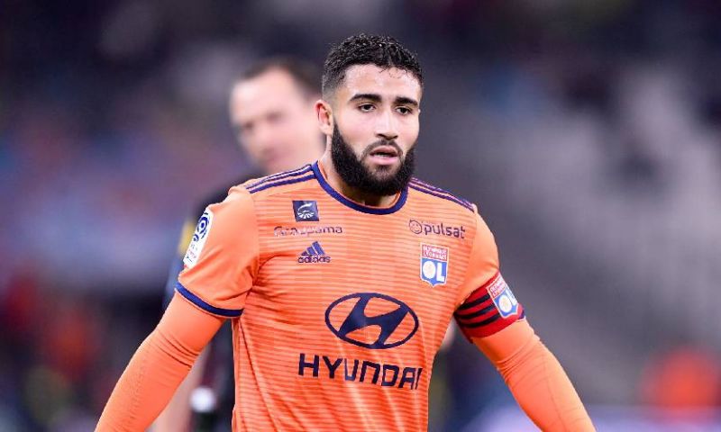 Update: Fekir poseert met supporters en clubsjaal na aankomst in Sevilla Afbeelding: Update: Fekir poseert met supporters en clubsjaal na aankomst in Sevilla