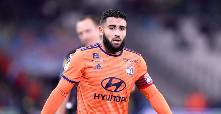 Update: Fekir poseert met supporters en clubsjaal na aankomst in Sevilla