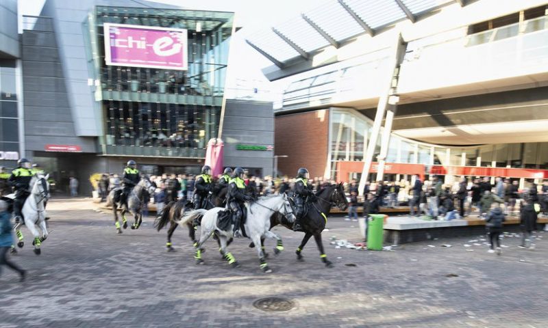 Vier Ajax-hooligans draaien de bak in na massale rellen in centrum Bratislava Afbeelding: Vier Ajax-hooligans draaien de bak in na massale rellen in centrum Bratislava