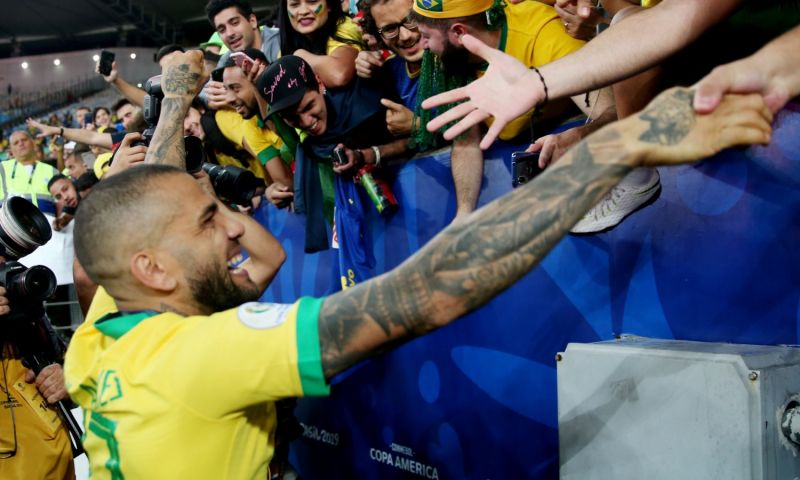 'Engels avontuur lonkt voor Alves (36): drie topploegen azen op clubloze back' Afbeelding: 'Engels avontuur lonkt voor Alves (36): drie topploegen azen op clubloze back'