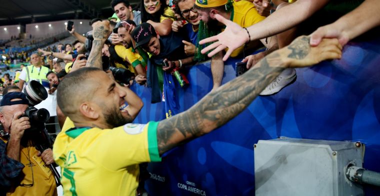 'Engels avontuur lonkt voor Alves (36): drie topploegen azen op clubloze back'