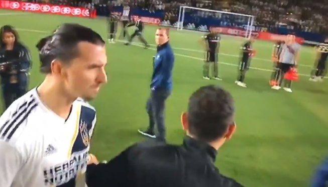 Zlatan wordt elleboog verweten: Go home, you little b*tch. Go home