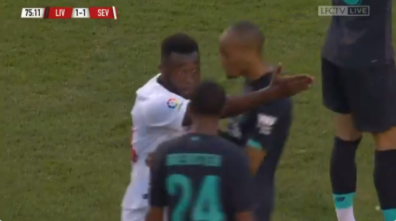 Wat een gek: speler Sevilla schopt Liverpool-jongeling en krijgt rood