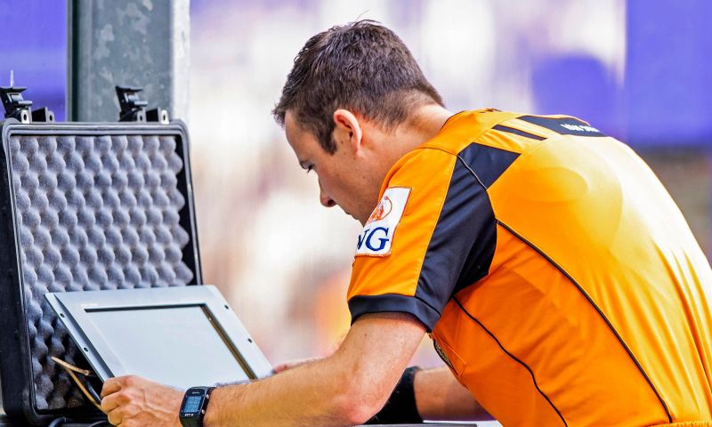 Belgische ploegen kunnen voortaan feedback geven én krijgen over de arbitrage Afbeelding: Belgische ploegen kunnen voortaan feedback geven én krijgen over de arbitrage