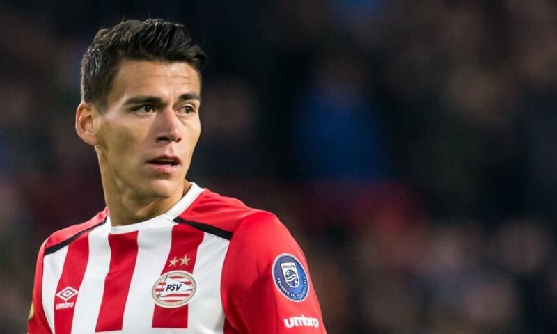 Oud-PSV'er en -AZ'er Moreno duikt op in de zandbak en mag Sneijder begroeten Afbeelding: Oud-PSV'er en -AZ'er Moreno duikt op in de zandbak en mag Sneijder begroeten