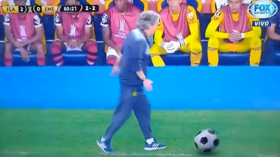 Viral: Flamengo-trainer Jesus trapt geanimeerde bal 'doormidden'