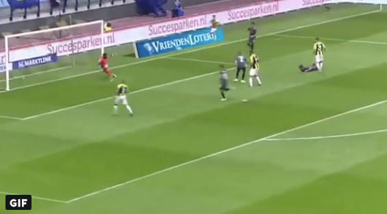 Valse start voor Ajax: Schuurs geeft het laatste zetje, Vitesse op vroege 1-0