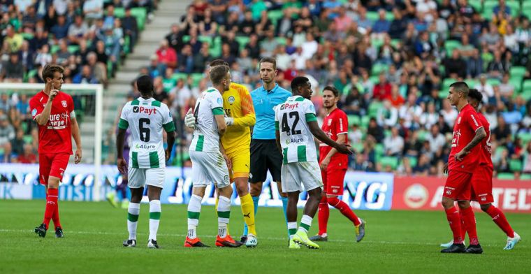 Fan van FC Groningen bestormt veld: 'Iedereen weet dat Bax voor FC Twente is'
