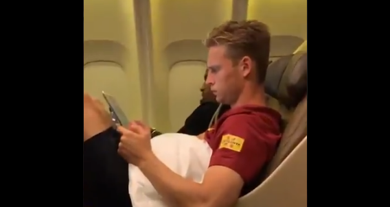 De Jong analyseert eigen spel in Barça-vliegtuig: 'Why so serious, Frenkie?'