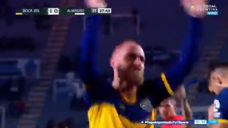 Bewogen debuut De Rossi bij Boca: goal, snoeiharde tackle en pijnlijke nederlaag