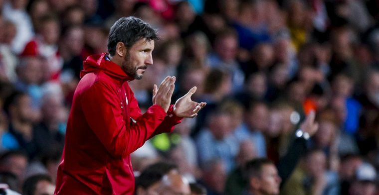 Van Bommel wijst naar jonge spelersgroep: 'We smijten soms met onze krachten'