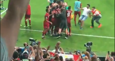 Fan bestormt veld na winst in Supercup en bezorgt doelman Adrian dikke enkel