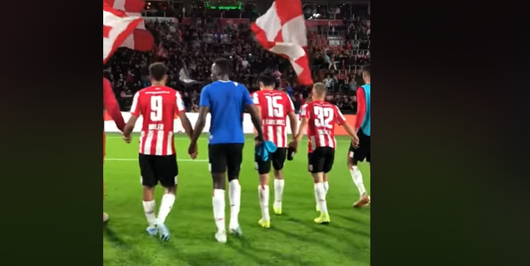 PSV-spelers vieren bijzonder ongemakkelijk feestje met fans na bloedeloze 0-0