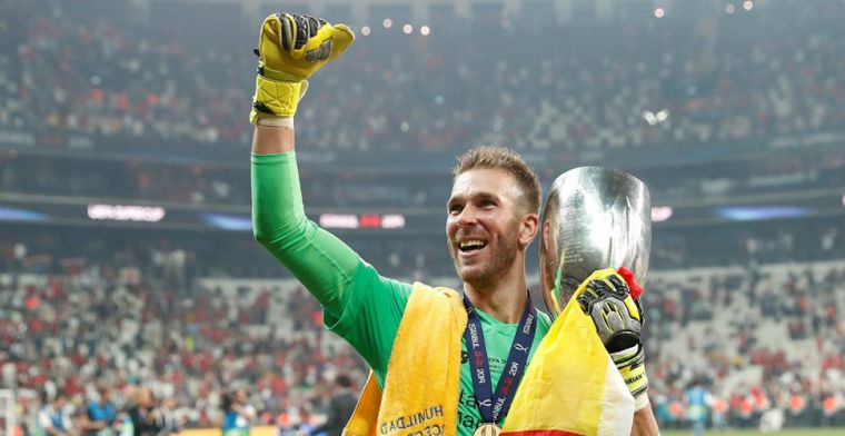 Liverpool voor mogelijk keepersprobleem: 'Fan gleed uit en raakte zijn enkel'