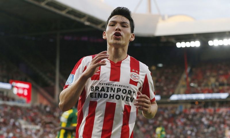 'PSV gaat definitief afscheid nemen: Lozano stapt op vliegtuig naar Italië' Afbeelding: 'PSV gaat definitief afscheid nemen: Lozano stapt op vliegtuig naar Italië'