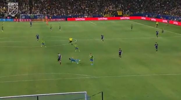 Dubbelslag van Zlatan tenietgedaan door komische eigen goal van LA Galaxy-duo