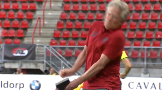 Pijnlijk moment in Enschede: Antwerp-trainer geveld door eigen speler, bril kapot