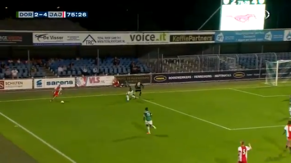 Ajax-talent Lang scoort in Dordrecht met boogbal uit bijna onmogelijke hoek