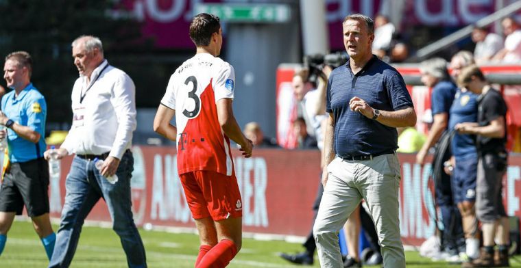 Tirade van Van den Brom na gele kaart: Kinderachtige kerels zijn het toch!