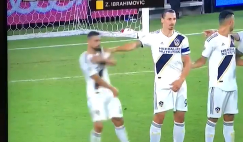 Zlatan verdeelt en heerst in LA: teamgenoot zonder te kijken uit muurtje geduwd