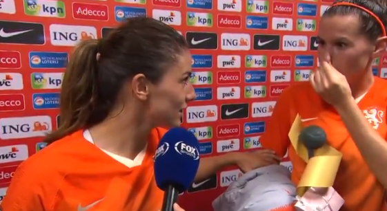 Lachende Van de Donk vergist zich in uitslag Oranje: Hoeveel was het?