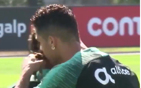 Lachende Ronaldo dolt tijdens training en ruikt aan dreadlocks van Renato Sanches