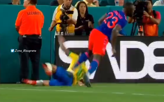Prettig kennis te maken: oud-Ajacied Sánchez beukt Neymar tegen reclameborden aan