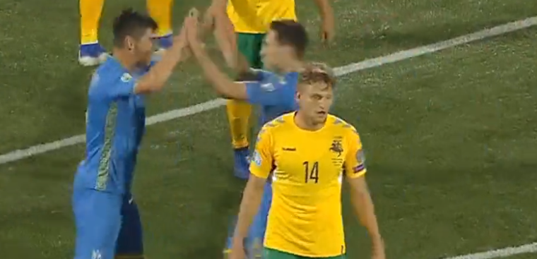 GOAL! Malinovskyi knalt raak en walst met Oekraïne door groep B