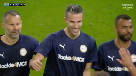 GOAL: Gedreven Van Persie maakt 'lovely goal' bij testimonial Kompany