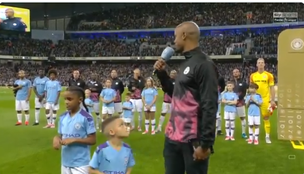 Kompany krijgt de lachers op zijn hand: Natuurlijk ben ik geblesseerd