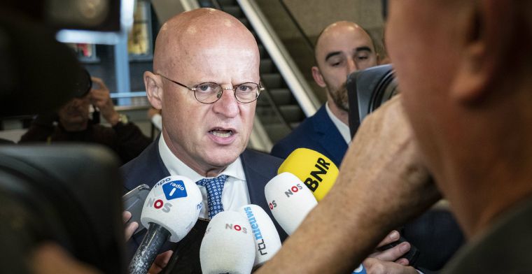 Ministers kijken naar Feyenoord in Tweede Kamer: Dat had ik niet moeten doen