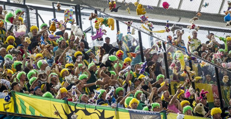 Knuffelactie van ADO-fans groot succes: duizenden euro's voor kinderziekenhuis