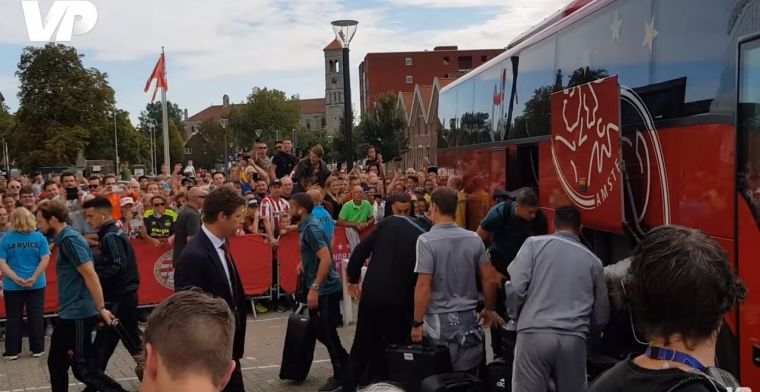 PSV-fans zorgen voor vijandige ontvangst spelersbus Ajax in Eindhoven