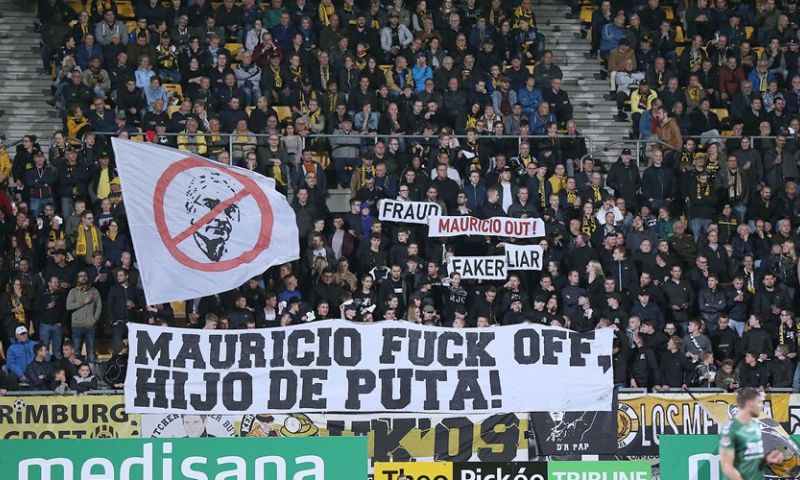 Ongeziene beelden: fans Roda jagen investeerder letterlijk het stadion uit Afbeelding: Ongeziene beelden: fans Roda jagen investeerder letterlijk het stadion uit