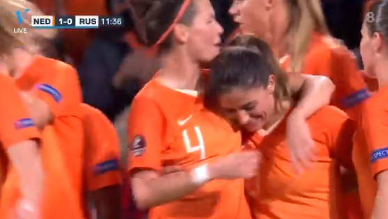Goal in Eindhoven: Van de Donk scoort in 100e interland voor Oranje