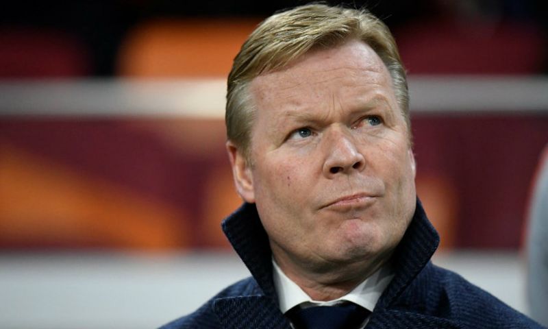 Koeman helpt zaakwaarnemer Jansen in figurantenrol: Afbeelding: Koeman helpt zaakwaarnemer Jansen in figurantenrol: