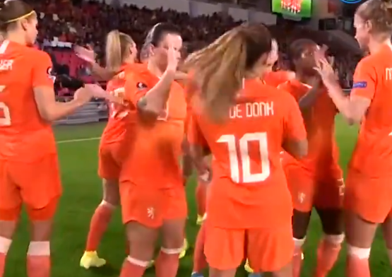 Spitse wil high five geven, maar wordt keihard genegeerd door Oranje-collega's