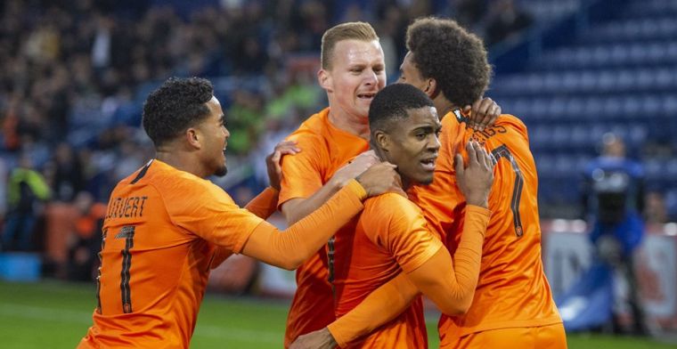 Van de Looi roemt Jong Oranje-drietal: 'Hij doet zomaar mee op dit niveau...'