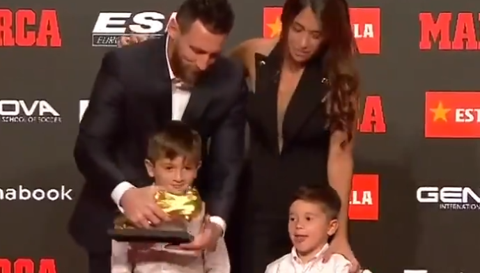 Mooie beelden: Messi ontvangt Gouden Schoen uit handen van verlegen zoontjes
