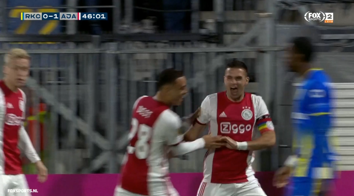 Tadic helpt pover Ajax aan onverdiende voorsprong tegen ...