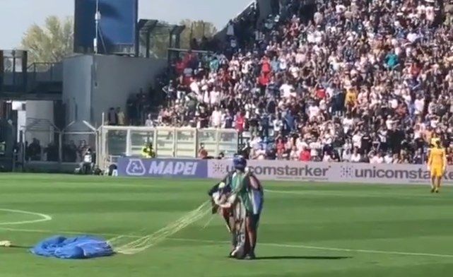 Lukaku ziet ze vliegen: parachutist verstoort duel tussen Inter en Sassuolo