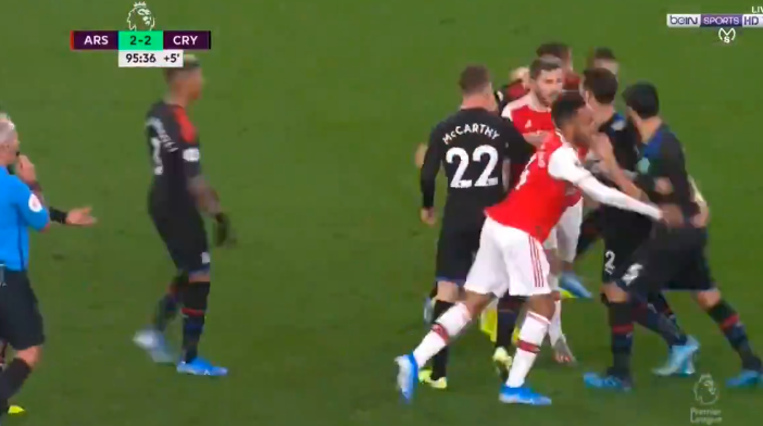 Rugby in Londen: Guendouzi (Arsenal) stopt counter met absurde charge